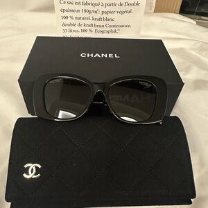 CHANEL Elegant Black Sunglasses
